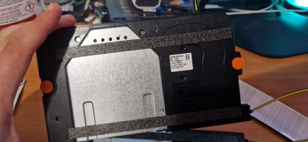 Samsung UE50AU8072U Части + крачета и кабел за захранване