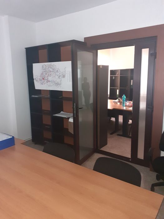 Dau in chirie apartament  la casa doua  camere plus una mica baie debara mobilat pt. birouri,curte acces auto,,ultracentral.