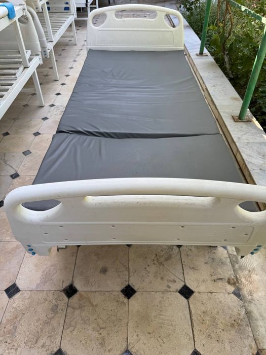 Медицинские кровати с матрасом и тумбочка