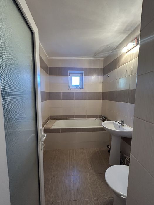 Apartament de vanzare 2 camere , cu garaj. Judet Valcea, oras Berbesti