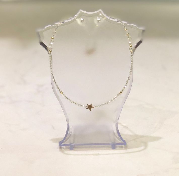 Колиета изработени с естествени камъчета, стъклени камъчета и мъниста