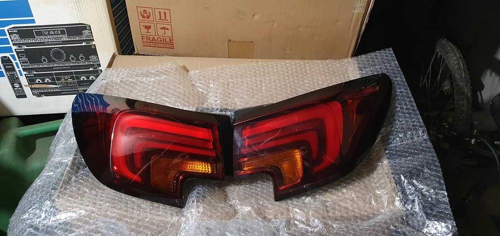 Продавам оригинален матричен LED фар за Opel Astra K.