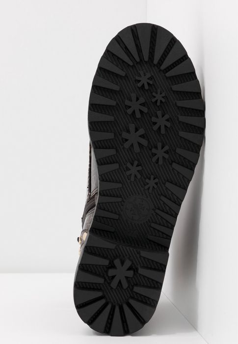 Дамски боти GUESS оригинал малък дефект 35.36.37