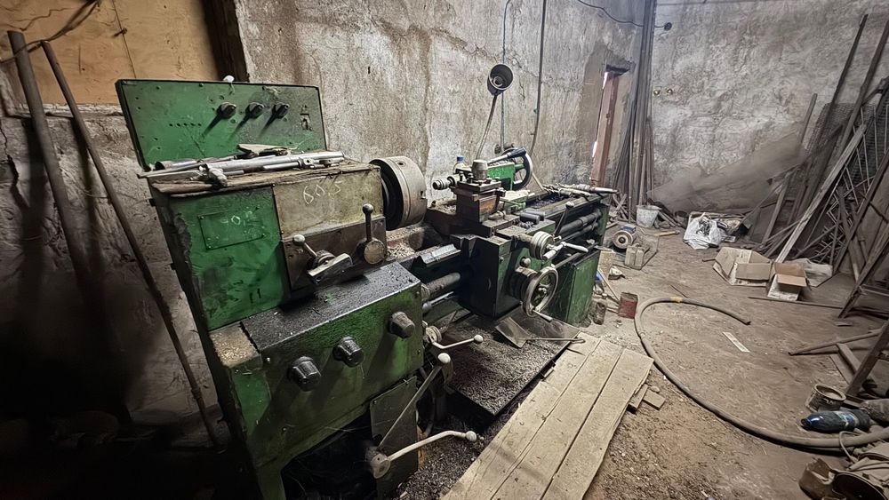 Токарный станок в рабочем состоянии