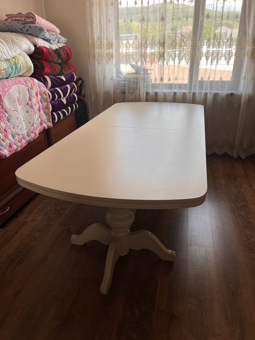 Продается стол гостиный