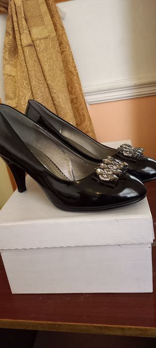 продаётся туфля женская