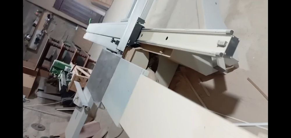 Двухпильный форматно раскроечный станок почти новый стоит своих денег.