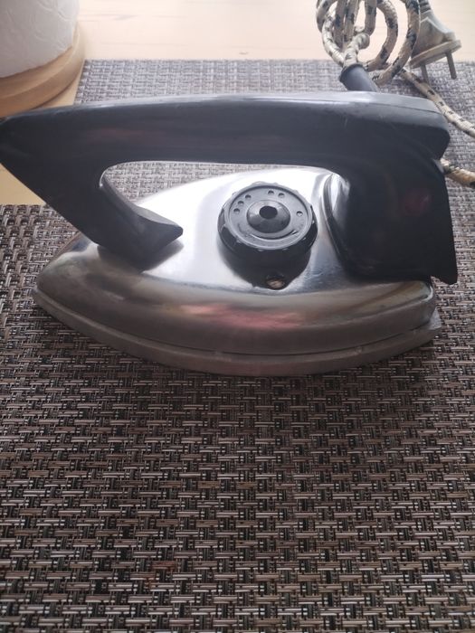 Продам утюг СССР новый