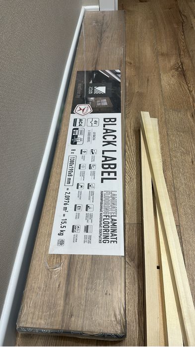 Продается две упаковки ламината