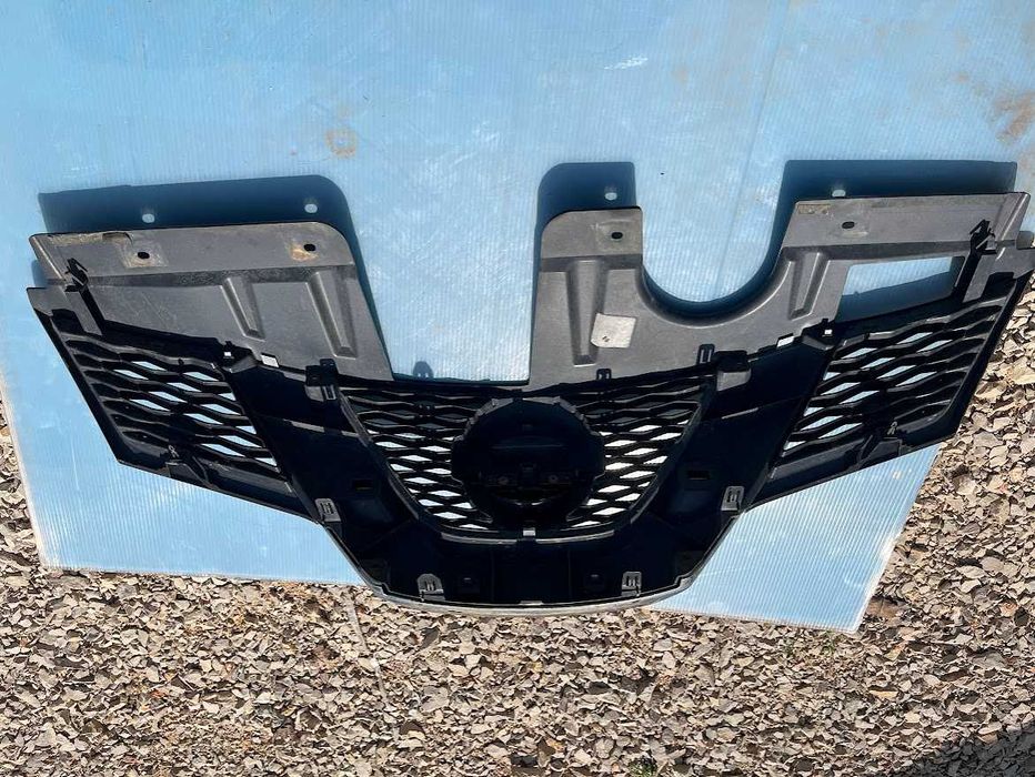 Решетка с дупка за камера за Nissan Rogue (X-Trail) 2017