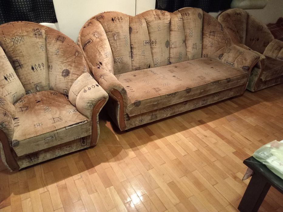 Продавам диван и два футьойла