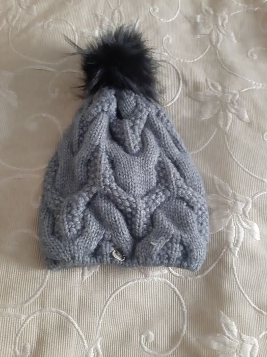 Продам недорого зимние шапки