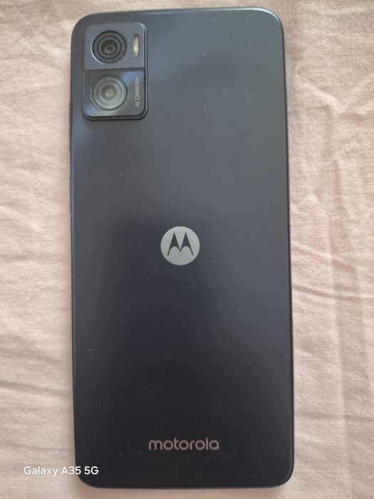 Telefon Motorola E22 + husa
