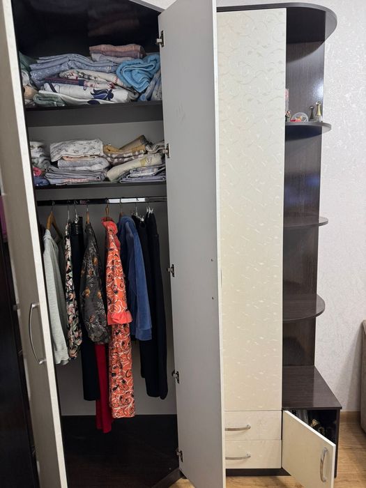 Продам угловой плательный шкаф