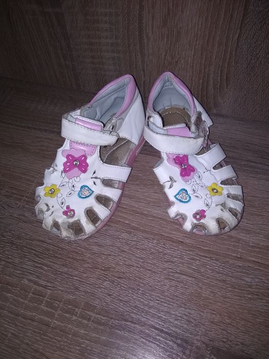 Продам сандалии для девочки