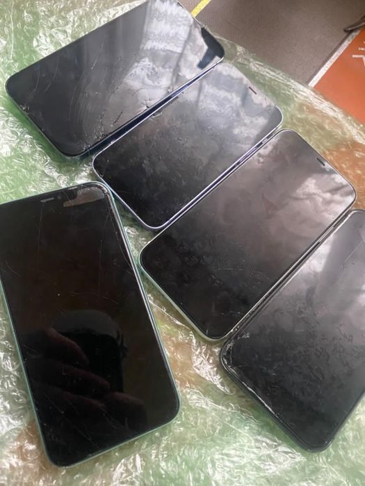 vând un lot de telefoane iPhone sau Samsung se vand și pe bucăți