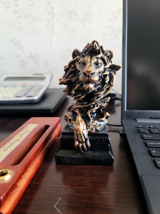 Статуэтка Льва...