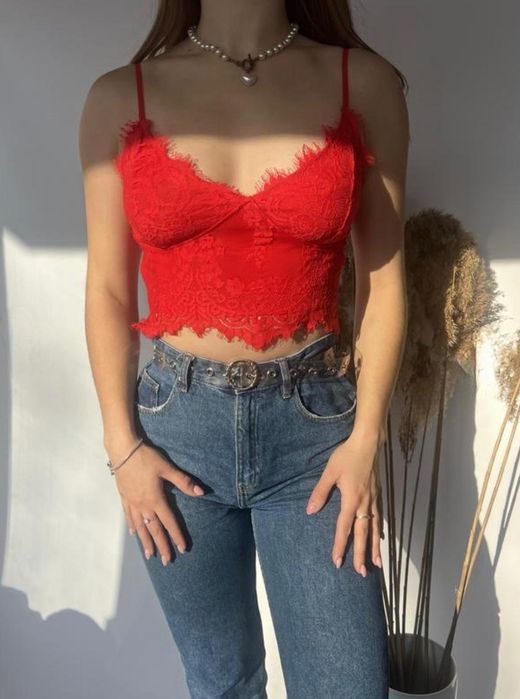 Top roșu ,dantela