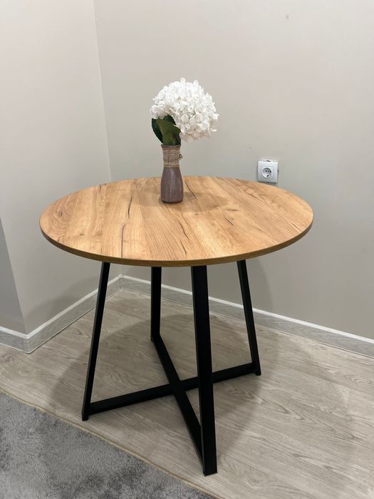 Круглый стол 80×80 см с металлическими ножками, почти новый