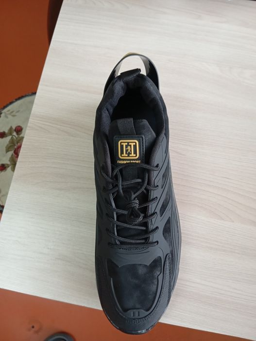 Продам кроссовки мужские