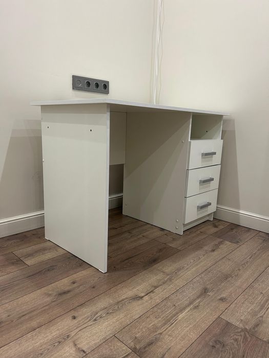 Стол белый письменный