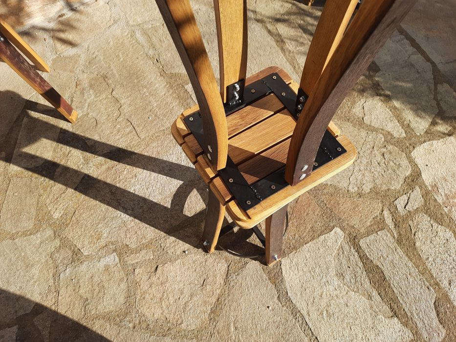 Дървена маса и табуретки от стара дъбова бъчва.