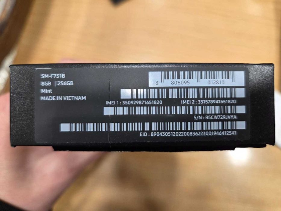 Galaxy Z Flip5  и  Galaxy Watch 4  - комплект ,  неразличими от нови