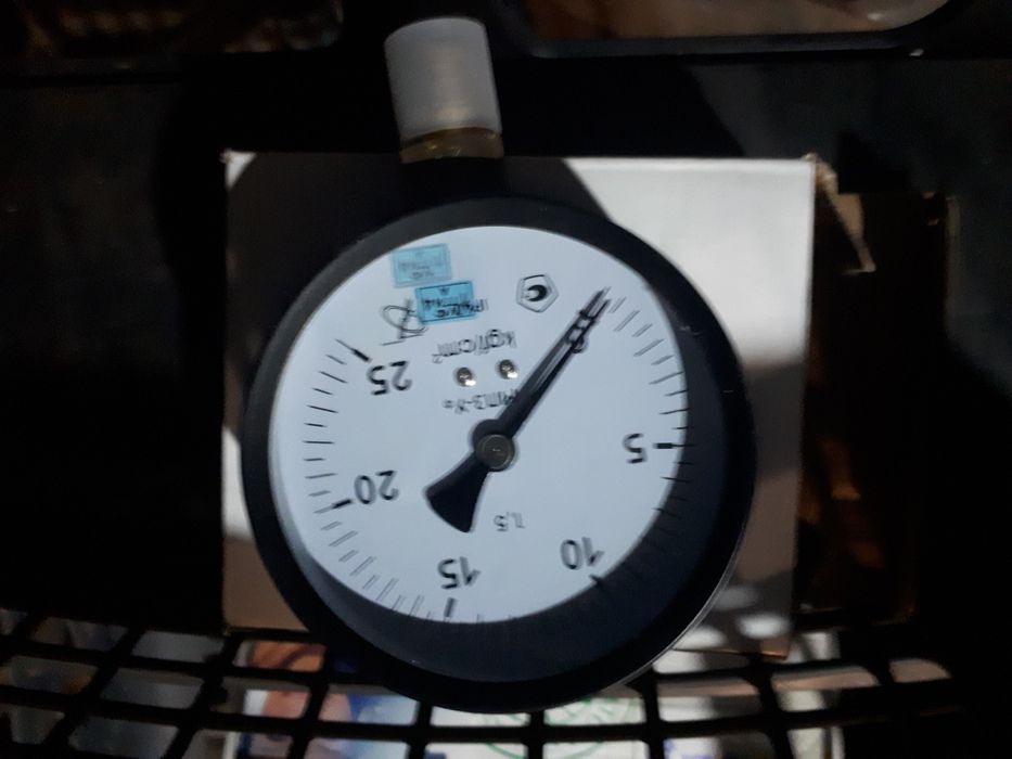 Продаётся винтель,гибкий шланга,манометр.