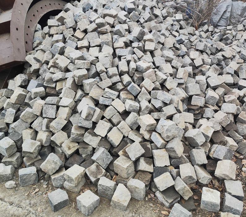 Брусчатка , брусщатка гранитная.