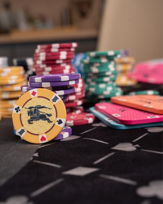 Masa Burberry + Scaune Burberry + Jetoane Burberry POKER set complet