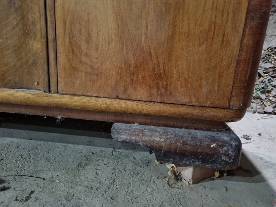 Продаётся антиквар буфет и болшй тумба прихожий зеркало