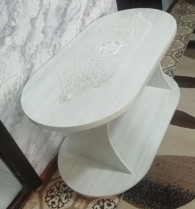 Срочно Продам журнальный столик на колёсах