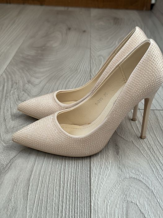 Pantofi stiletto eleganti