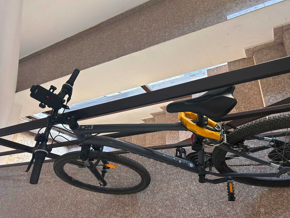 Vând Rockrider EXPL 50, mărimea L, roți 29”. Folosită doar 3 luni, stare impecabilă, fără zgârieturi sau defecte. Preț negociabil.