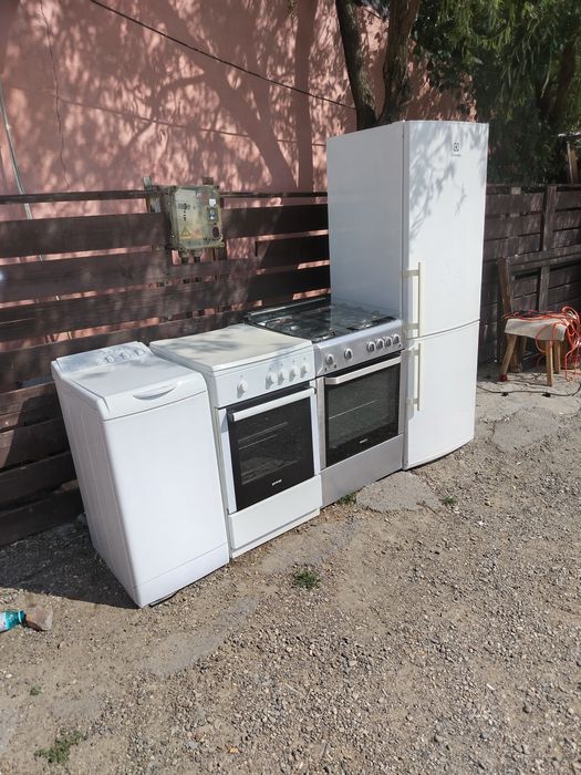 Vănd frigider mașina de spălat și aragaze în stare foarte bune de funcționare