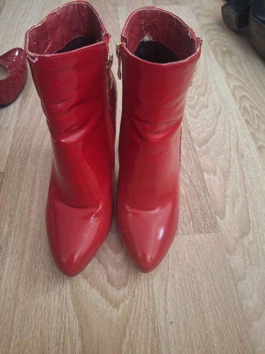 Червени  лачени боти