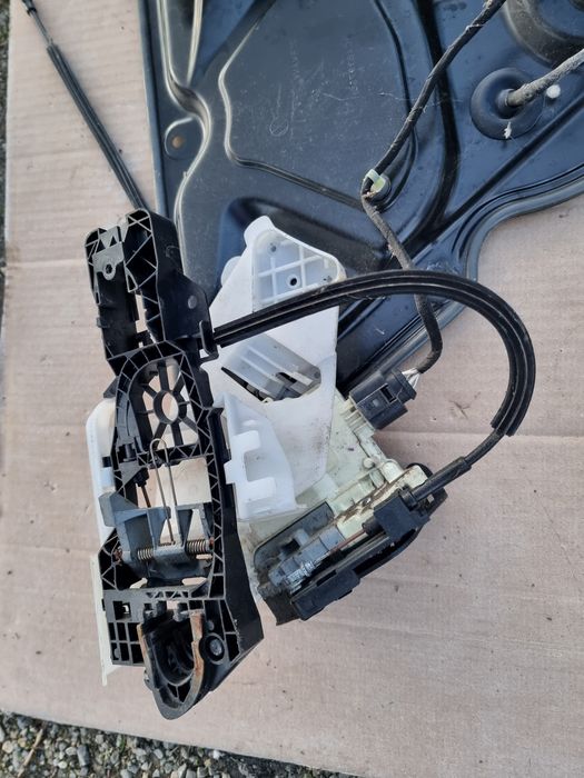 Vând macara cu broască usi spate pentru passat b6 combi.