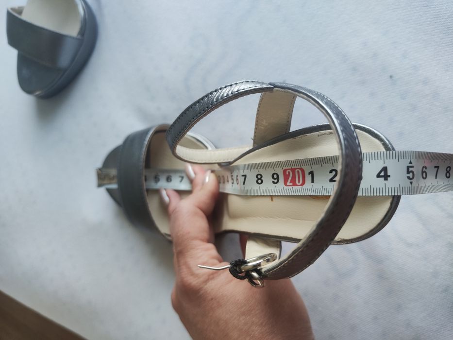 Елегантни сандали с ток