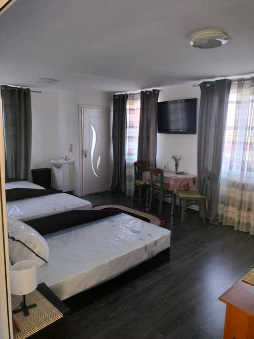 inchiere camera in vila cu curte spatiosa