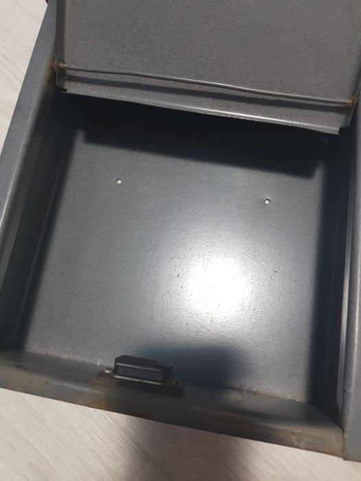 Vând cutie poștală gri