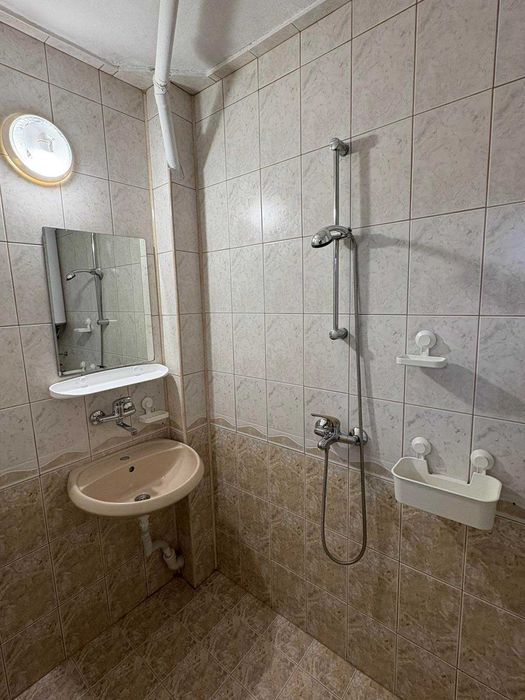 Дава се под наем Тристаен апартамент в Добрич, ЖП Гара - 80 кв.м за 357 € - Снимка #9