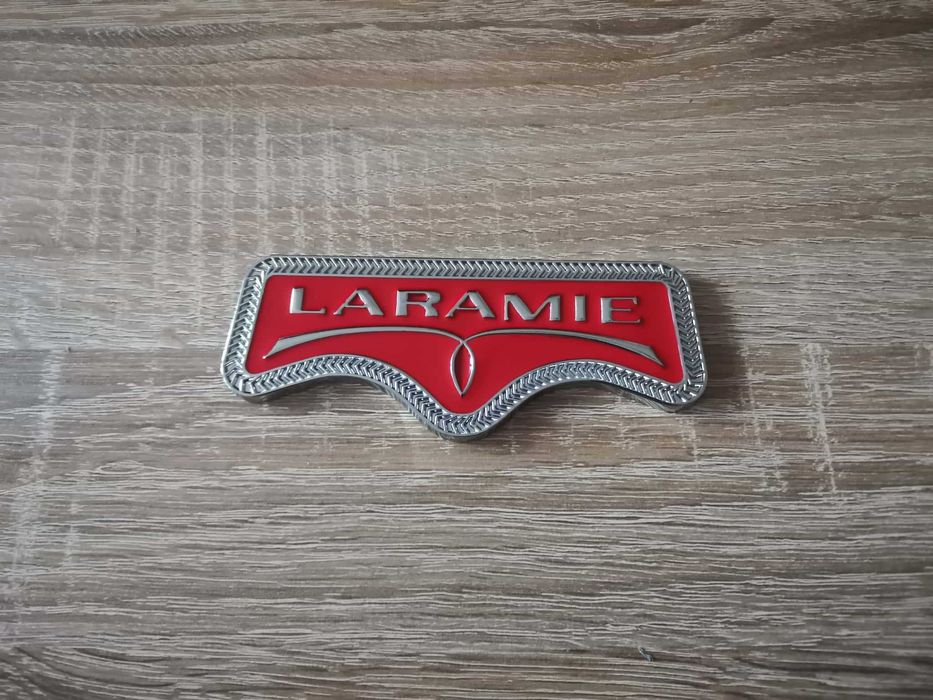 Dodge RAM Laramie червена емблема