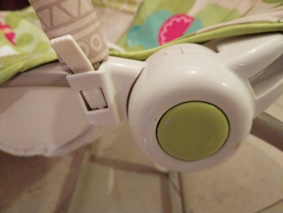 Бебешки шезлонг - столче Fisher Price - Тропическа Гора - Масаж

Удобн