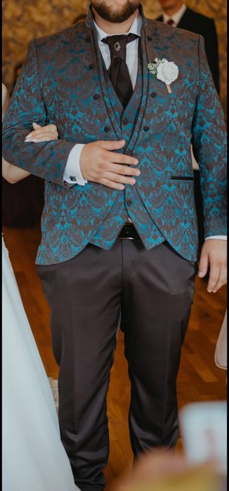 Vând costum de mire