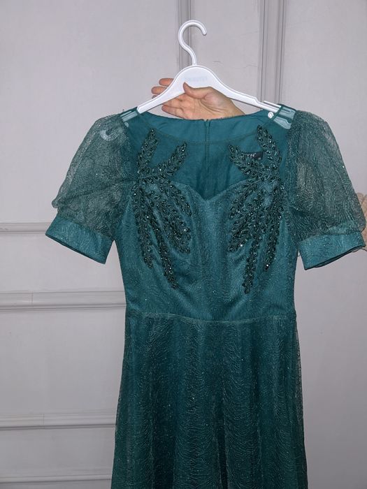 Вечернее платье изумрудного цвета