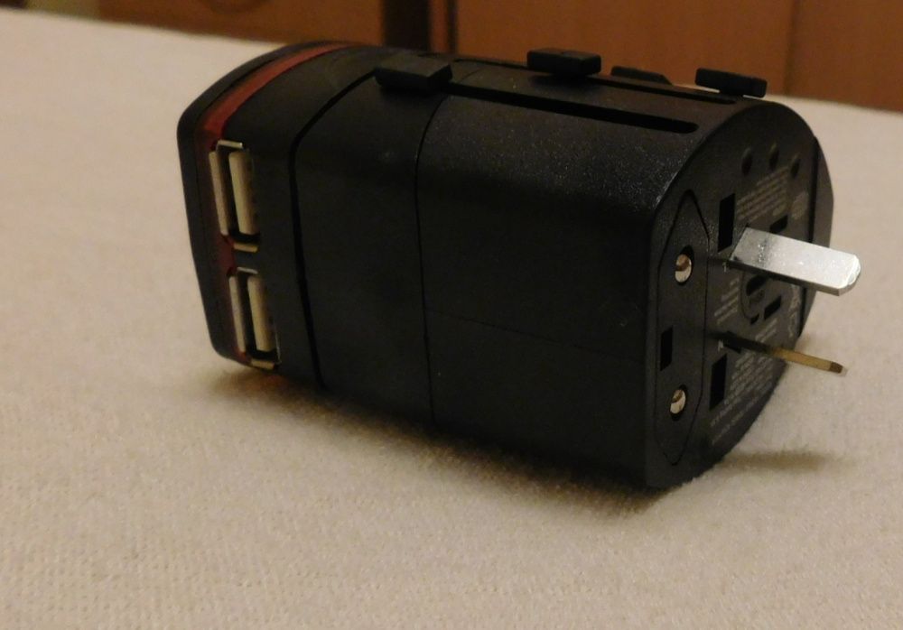 Универсален адаптер за контакти в цял свят