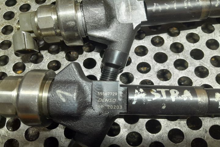 Injector motorina 55567729 SET 55567729 SET Opel Astra J