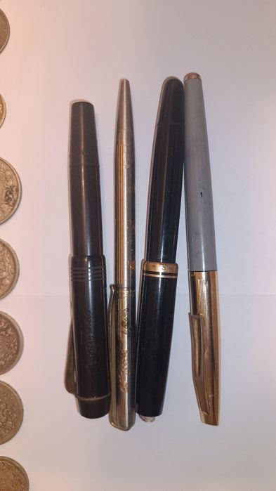 Монети, писалки и часовник.  Всичко общо  - 749 лв.