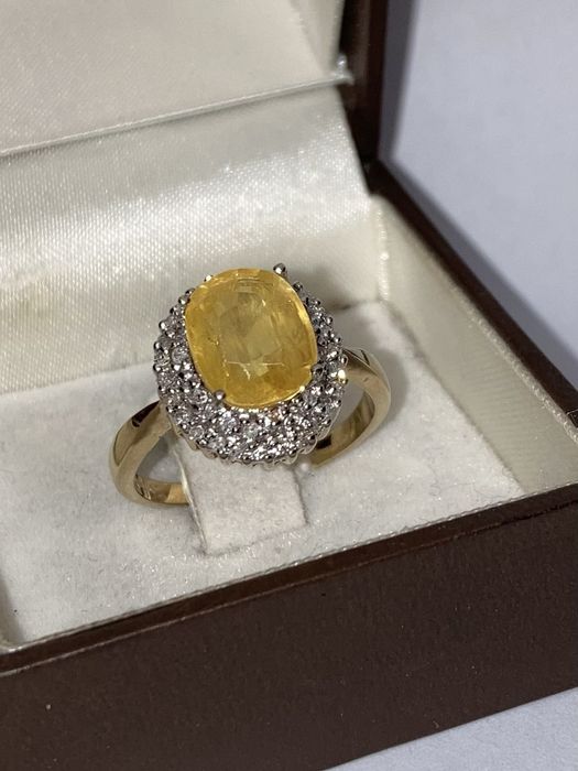 Inel aur cu safir galben si diamante