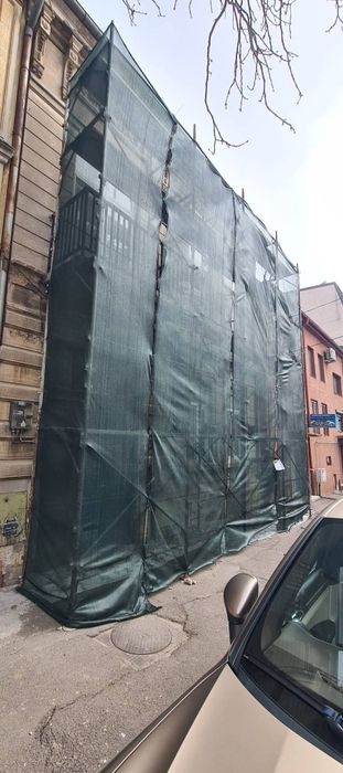 Izolați cu schelă și alpiniști utilitari